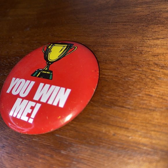Vintage Topps Batty Button Pin 70s Red Round Trophy You Win Me - Picture 2 of 5